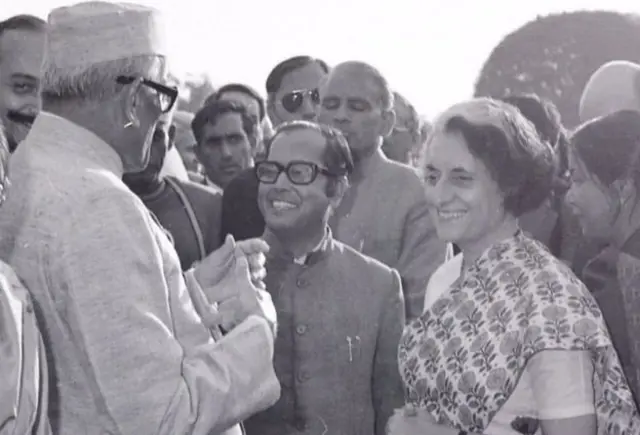 माजी पंतप्रधान इंदिरा गांधींसोबत प्रणब मुखर्जी