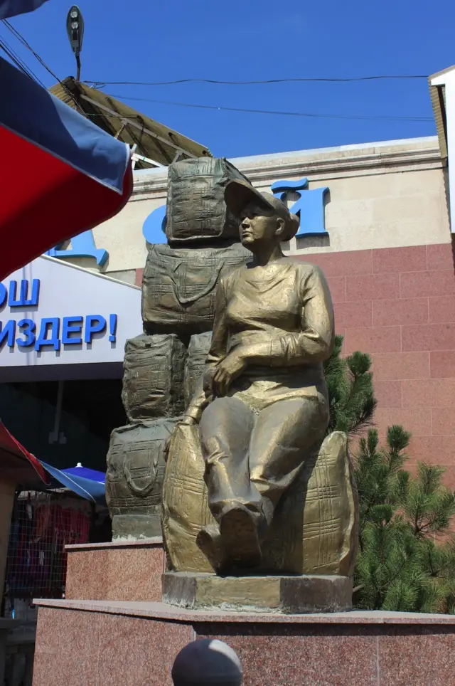 Памятник челноку