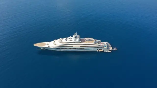 Еще одна Яхта Безоса - Flying Fox, ее длина составляет 136 метров