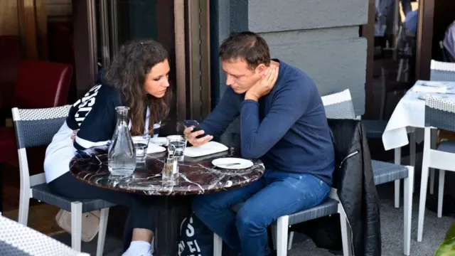 люди в кафе