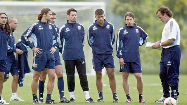 Bielsa giving instructions to his Argentina squad, including Mauricio Pochettino and Diego Simeone, before facing England at the 2002 World Cup group stages