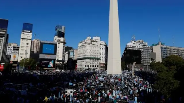 Ibihumbi n'ibihumbi muri Argentine barenze ku mategeko ya guma mu rugo baja mu myiyerekano