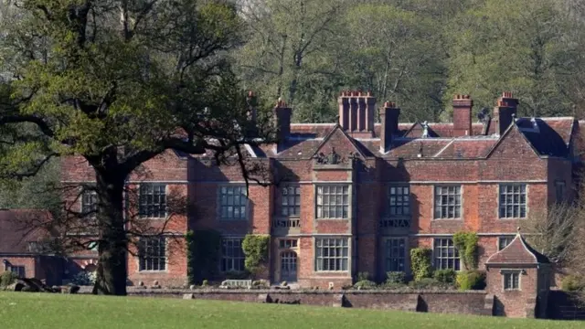 英国首相约翰逊出院之后到契克斯庄园继续休养。