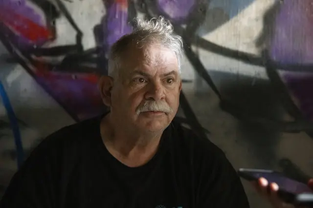 ریک نشسته در تونل روبروی کازینو ریو در لاس وگاس، نوادا، ایالات متحده، ۲۹ آوریل ۲۰۲۳.