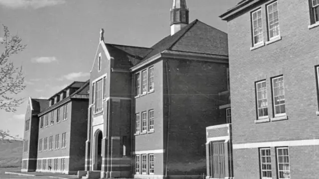 الحكومة الكندية اعترفت بالجرائم التي وقعت للسكان الأصليين وتم إغلاق المدارس الداخلية نهائيا