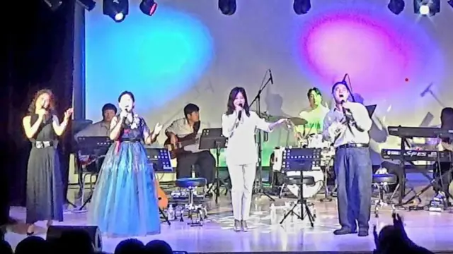 이지안 씨가 자신이 직접 만든 남북밴드 멤버들과 공연을 하고 있다