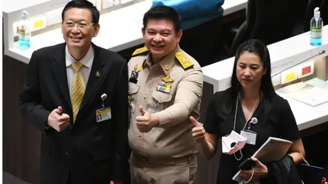 ส.ส.พปชร. ทั้ง 3 คนนี้เป็น "ทีมประท้วง" ในสภาทุกครั้งที่มีการอภิปรายนัดสำคัญ ๆ ประกอบด้วย นายไพบูลย์, นายสิระ, น.ส. ปารีณา