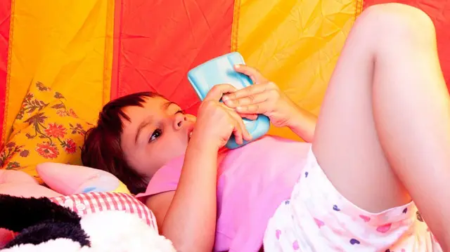 Niña con teléfono inteligente