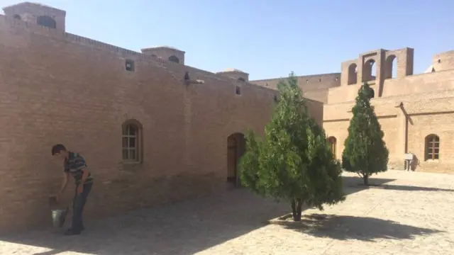 توریزم د نړۍ په ګڼو هېوادو کې د عوایدو مهمې سرچینې جوړوي. افغانستان هم په دې ډګر کې شتمني ډېره لري، خو امنیتي ستونزې له دغو شتمنیو د ګټې اخیستنې مخه نیسي.