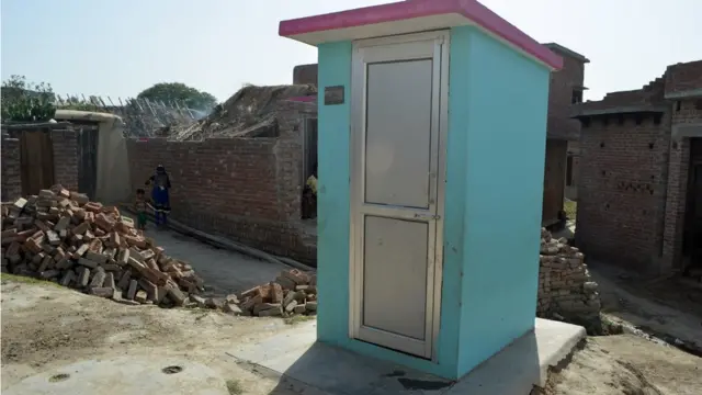 गांव के घरों में अब शौचालय बन गए हैं.