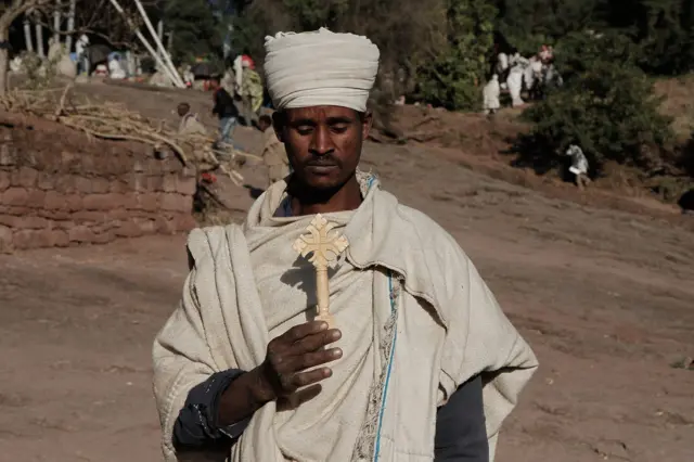 Drveni krst predstavlja obavezni rekvizit svakog hodočasnika tokom velikih verskih praznika. Etiopski drveni krstovi su prepoznatljivi po složenoj ornamentici koja uključuje isprepletane trake koje predstavljaju večni život, dok kvadratni deo pri dnu simboliše Zavetni kovčeg.