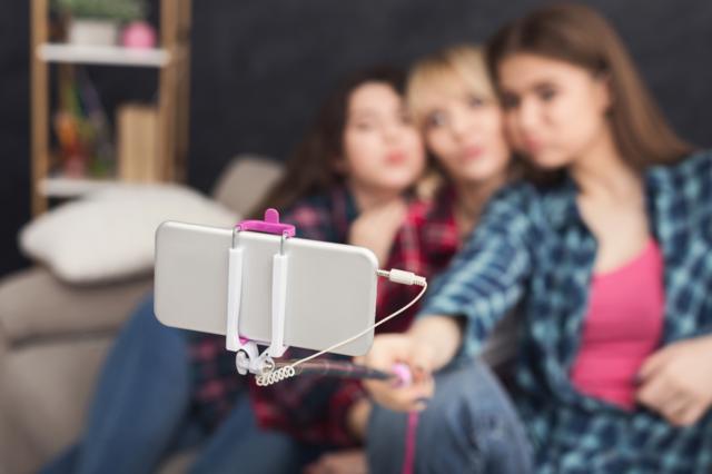 Imagem desfocadabetnacional saque mínimotrês mulheres jovens fazendo selfie