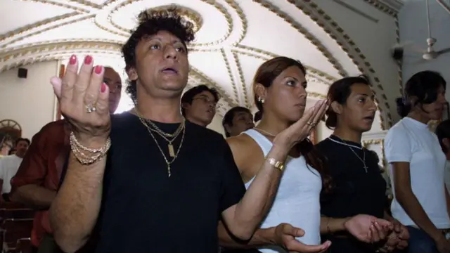 Muxes rezando en una iglesia