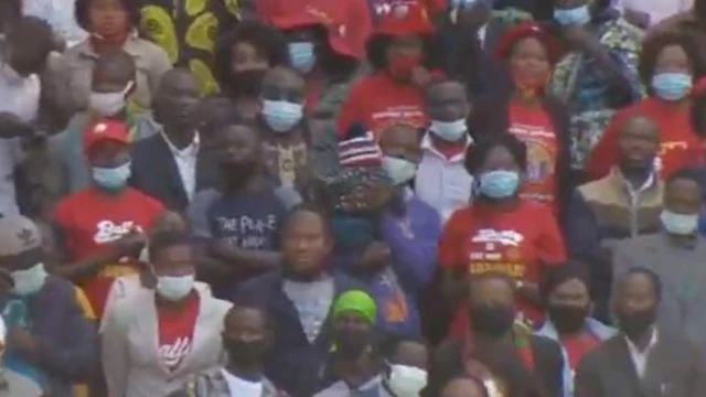 Abantu babarirwa mu bihumbi za mirongo bateraniye ku kibuga kureba Hakainde Hichilema arahizwa nka Perezida wa karindwi wa Zambia