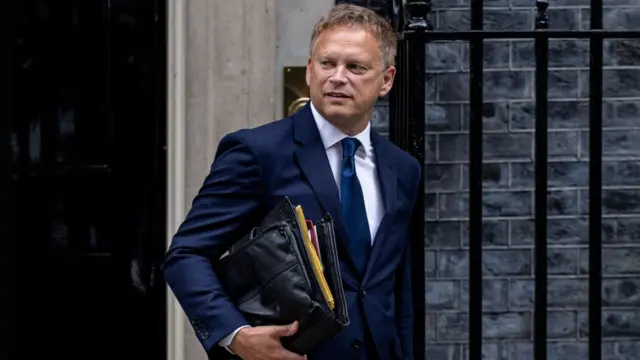 ব্রিটেনের পরিবহনমন্ত্রী গ্রান্ট শ্যাপস। গত ১৭ সেপ্টেম্বর তিনিই ঘোষণা করেছেন সবশেষ ভ্রমণ নির্দেশিকা