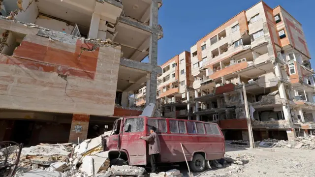 أمر الرئيس الإيراني حسن روحاني بالتحقيق في أسباب تضرر المنازل التي بنتها الحكومة في منطقة سربيل ذهاب مقارنة بالمنازل الخاص