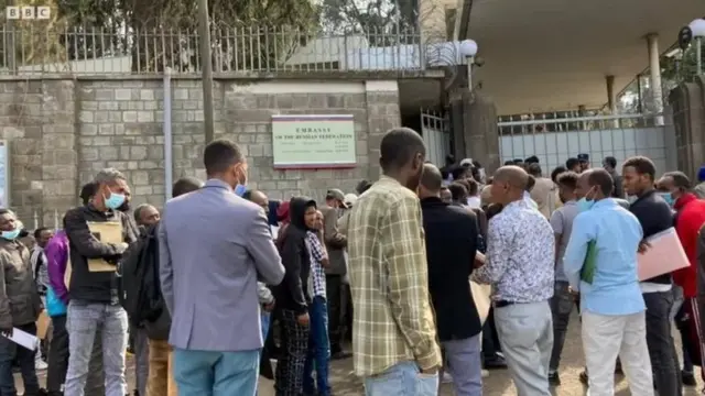 ኣብ ጎኒ ሩስያ ደው ክንብል ኢና ዝበሉ ኢትዮጵያውያን ኣብ ኣፍደገ እቲ ኤምባሲ ተሰሪዖም ተራእዮም