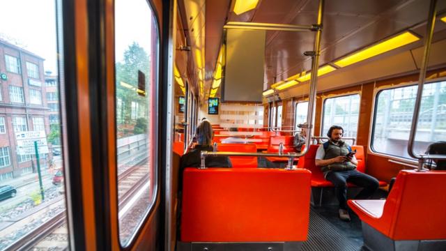 Pessoas sentadas isoladas em trem