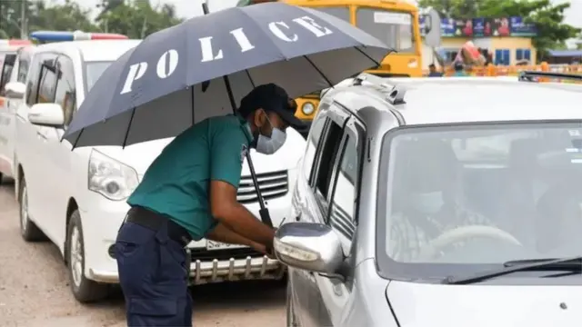 পুলিশের কিছু কর্মকর্তাকে নিজেদের কর্মকাণ্ড ফেসবুকে লাইভ করতেও দেখা গেছে নানা সময়ে।(ছবিটি প্রতীকি)