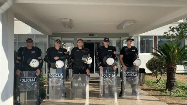 Policija pred Opštinom Budva