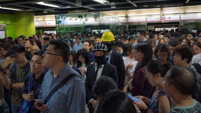 口罩与头盔成了香港示威者的标志，在这次"不合作运动"也没有例外。