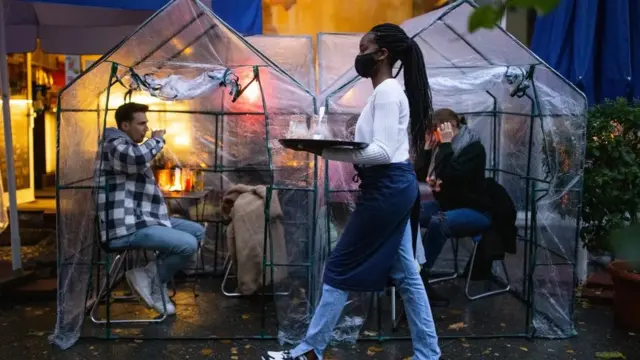 인력난과 복잡한 새 작업 방식은 일부 서비스직 근로자들의 부담을 가중시키고 있다