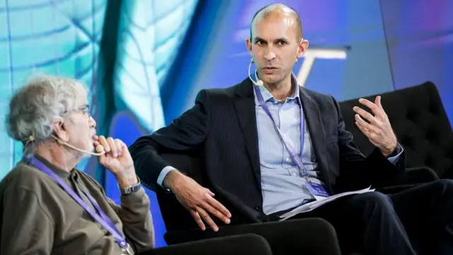 Humberto Maturana y Anil Seth en la conferencia Nobel.