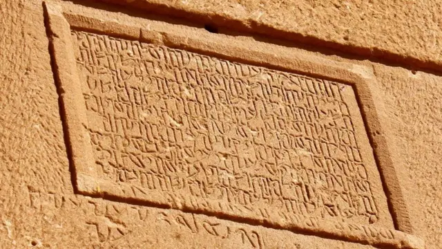 تكشف نقوش المدافن في مدائن صالح عن مظاهر الحياة في الحضارة النبطية