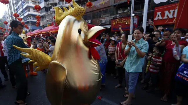 缅甸仰光金鸡上街