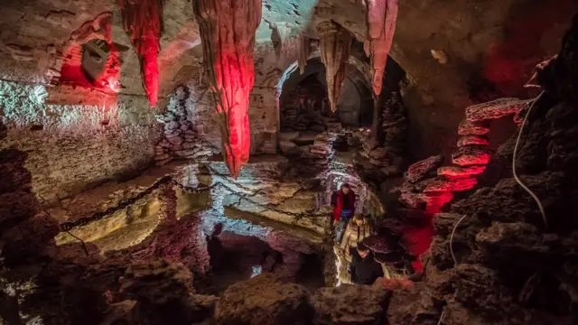 Подземный грот в художественном музее