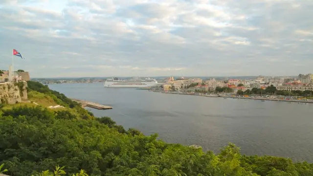 Havana'ya demirleyen bir kruvaziyer gemisi.