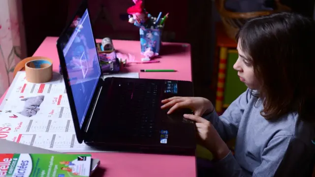 Bilgisayardan İnternete Giren Bir Çocuk