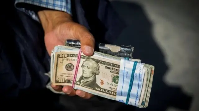 اخیرا رسانه‌های دولتی در ایران به نقل از آژانس های مسافرتی گفته‌اند "نامه‌ای به دست شان رسیده با این مضمون که از پایان تیر ماه پرداخت ارز مسافرتی به شکل فعلی متوقف خواهد شد." اما بانک مرکزی می‌گوید فعلا برنامه‌ای برای حذف ارز مسافرتی در دست نیست.