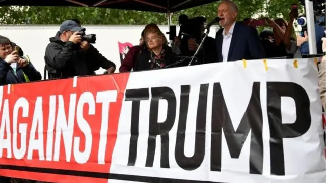 رهبر حزب مخالف دولت بریتانیا در تجمع معترضان به سفر دونالد ترامپ به بریتانیا حاضر شد و سخنرانی کرد