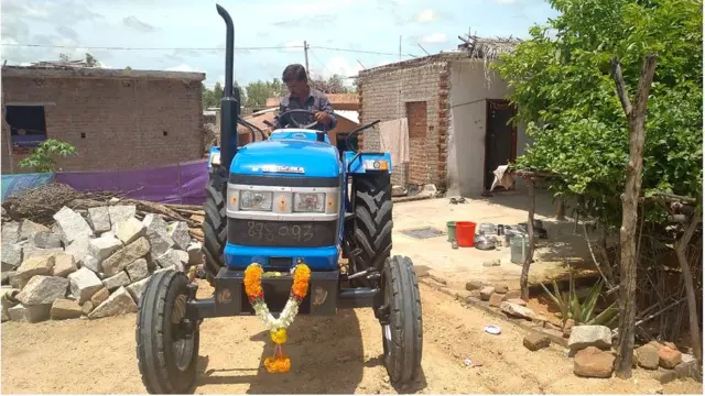 సోనూ సూద్ కొనిచ్చిన ట్రాక్టరుపై నాగేశ్వరరావు