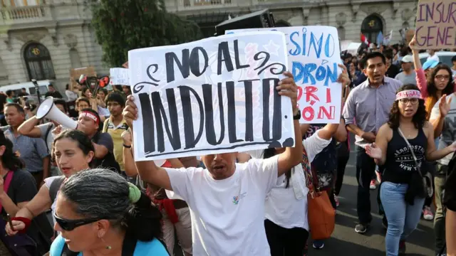 Manifestantes con una pancarta que dice "No al indulto".