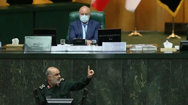ریاست مجلس در زمان سخنرانی سرلشکر سلامی را محمدباقر قالیباف بر عهده داشت که دارای درجه سرتیپی است و فرمانده پیشین نیروی هوایی سپاه و فرمانده اسبق نیروی انتظامی بوده است