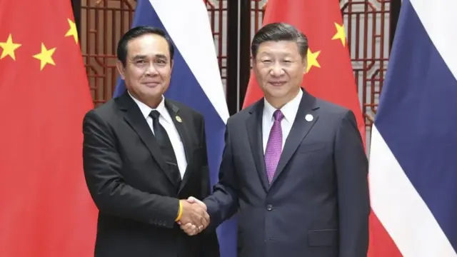 ประธานาธิบดีสีจิ้นผิง ของจีน ทักทายนายกฯ ประยุทธ์ จันทร์โอชา ของไทย ระหว่างการประชุม BRICS เมื่อ 4 ก.ย. 2557