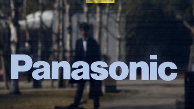 Reflejo de un hombre ne ka sede de Panasonic en Tokyo