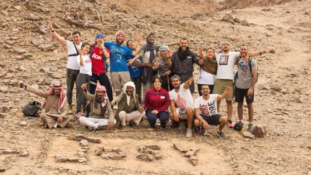 جوزفين سعيد مع مجموعة من الأشخاص