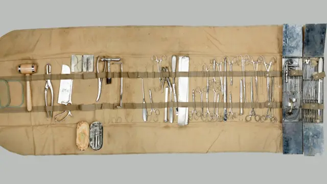 Equipamiento de campaña para realizar cirugías.