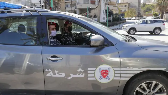 Wasu jami'an tsaro a mota a binin Beirut a ranar 22 ga watan 2020