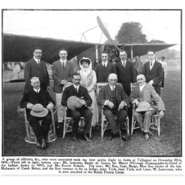 ১৯১০ সালে টলি ক্লাবে প্রথম বিমানযাত্রীদের মাঝখানে 'মিসেস সেন'