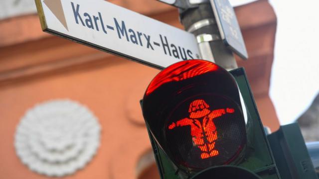 Luz roja de un semáforo en forma de Karl Marx.