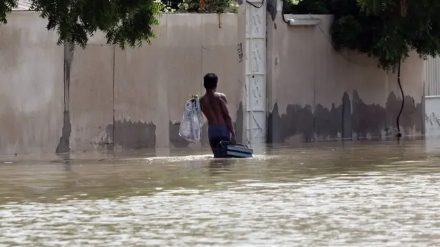 آثار الفيضانات في الإمارات