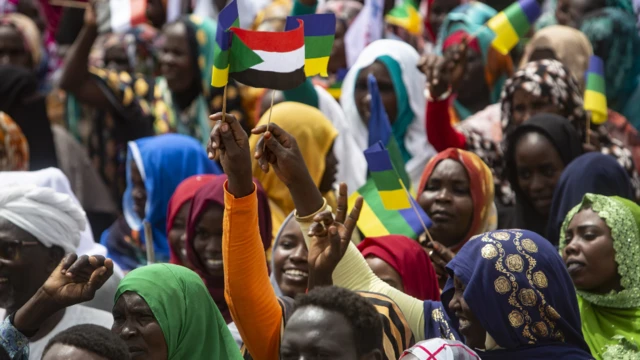 Taron mutane Crowds at a ceremony where Minni Minawi is appointed governor of Darfur, in el-Fasher, Sudan - Wednesday 8 August 2021