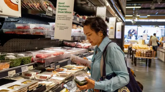 El costo de los alimentos y otras necesidades está causando una gran crisis por el costo de vida en Reino Unido.