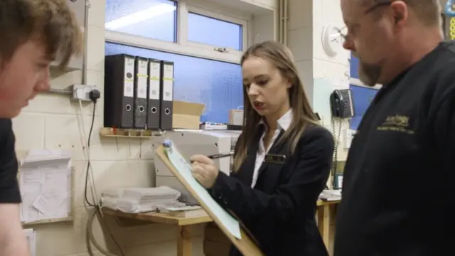 Ellie trabaja en una funeraria en la ciudad de Nottingham, Reino Unido.