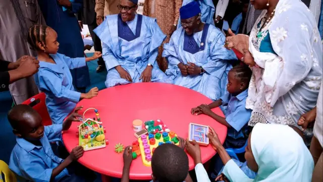 Aarẹ Buhari n ba awọn ewe sere