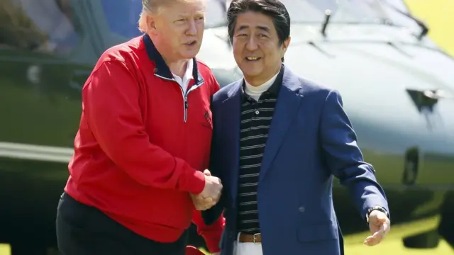 일본에서 골프회동을 하고 있는 트럼프와 아베